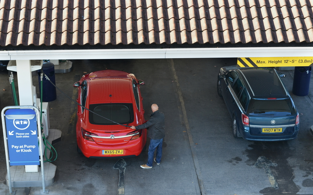 Először kerül több mint 100 fontba egy tank benzin Nagy-Britanniában