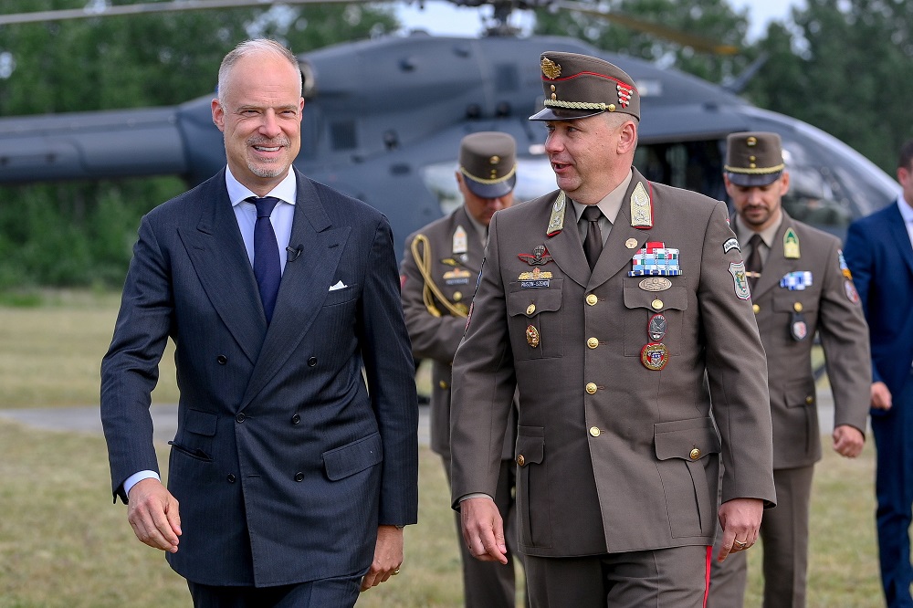 Honvédelmi miniszter: a magyar emberek biztonsága a legfontosabb