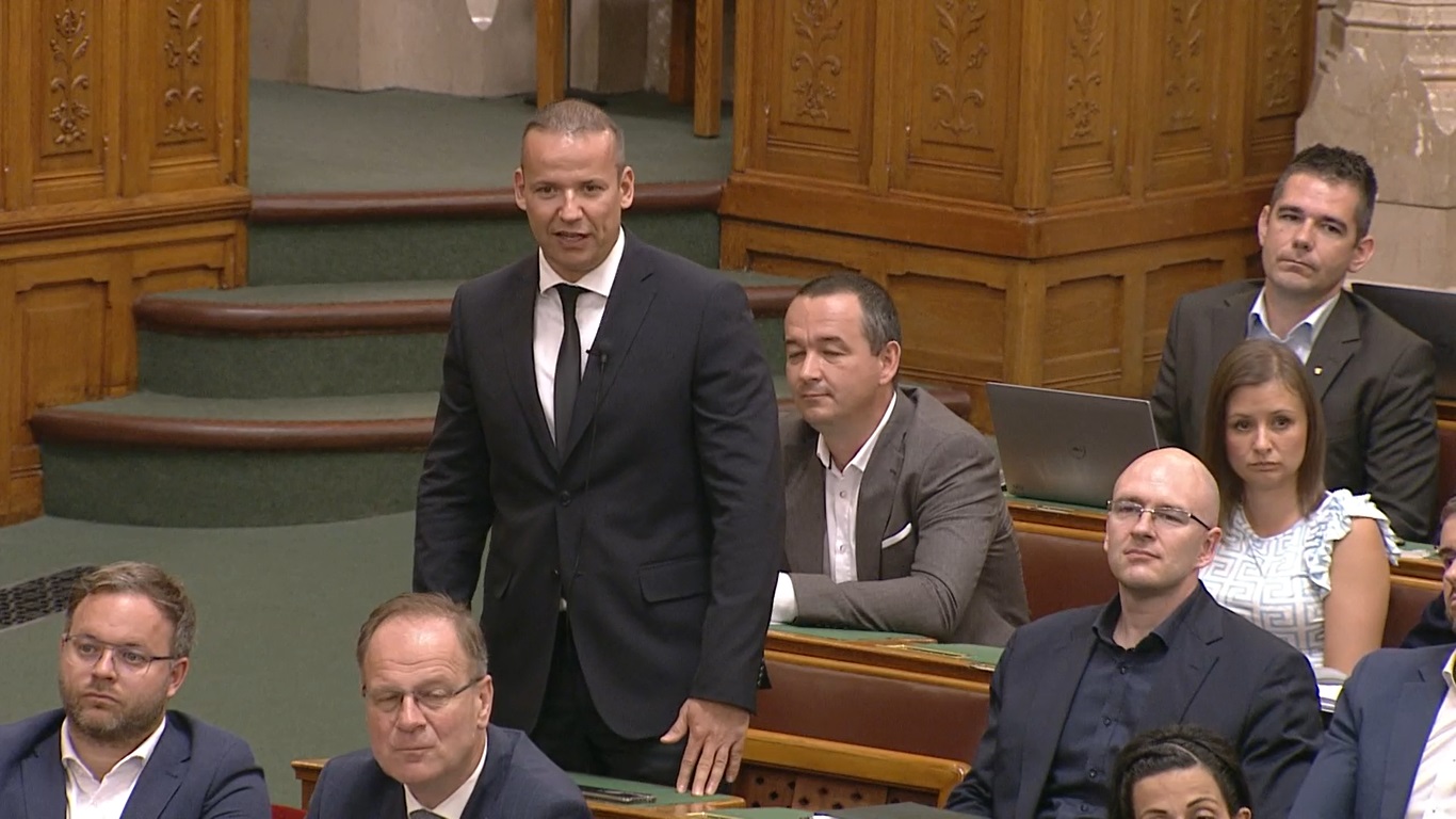 Toroczkai Orbán Viktornak: Menjenek tovább!