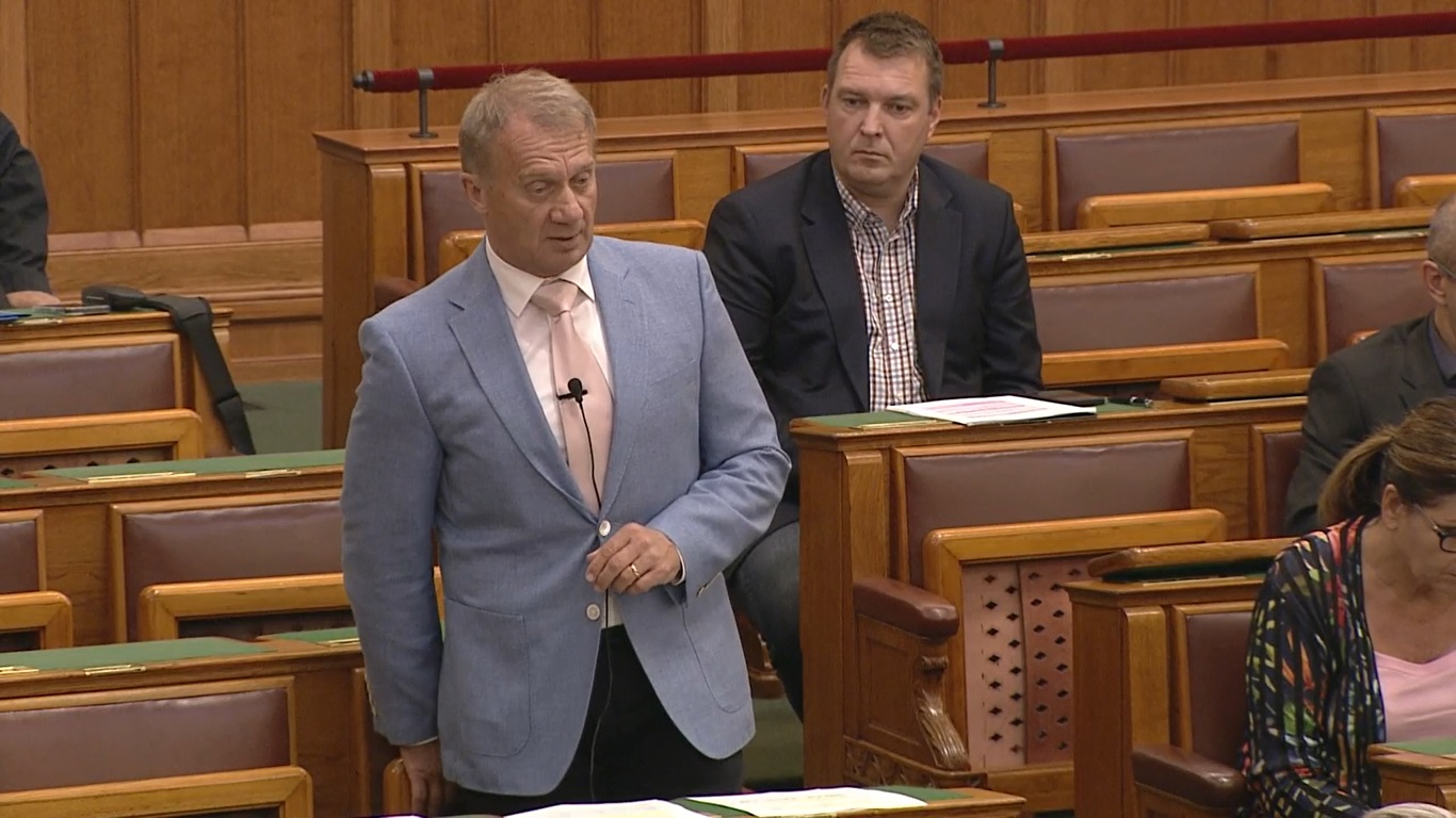 A vadállatok miatt aggódott Varju