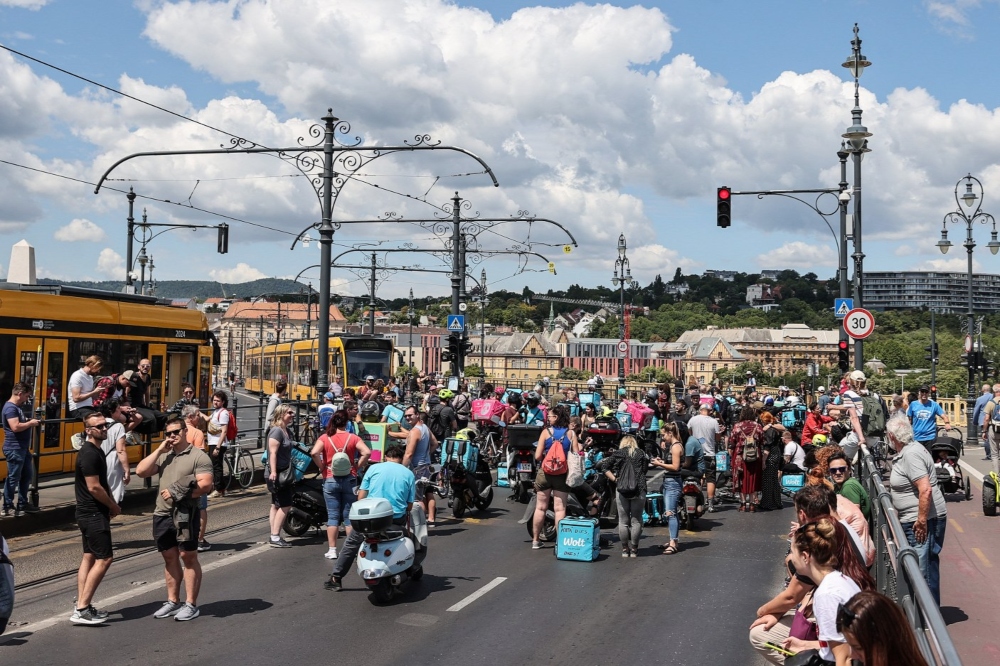Nem lehet leülni az úttestre tüntetés címén