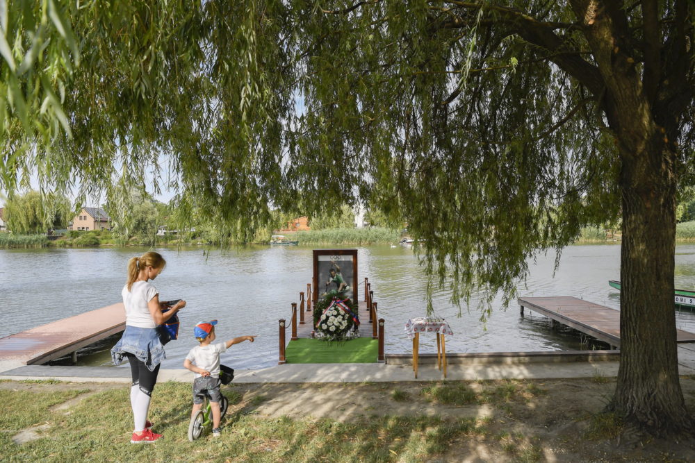 Kolonics Györgyre emlékeztek Csepelen halálának 14. évfordulóján