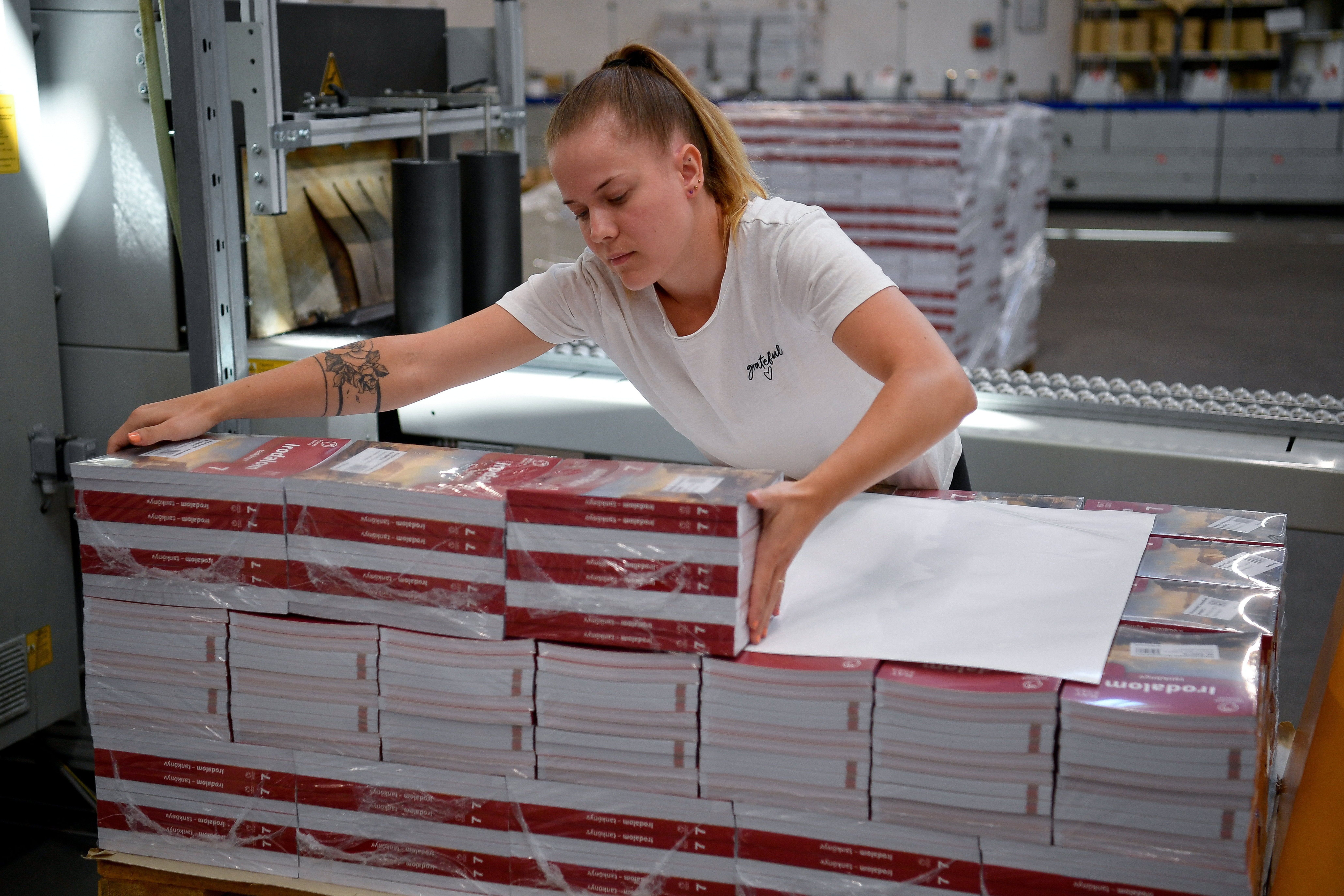 A napokban elkészülnek a tanévkezdéshez szükséges tankönyvek