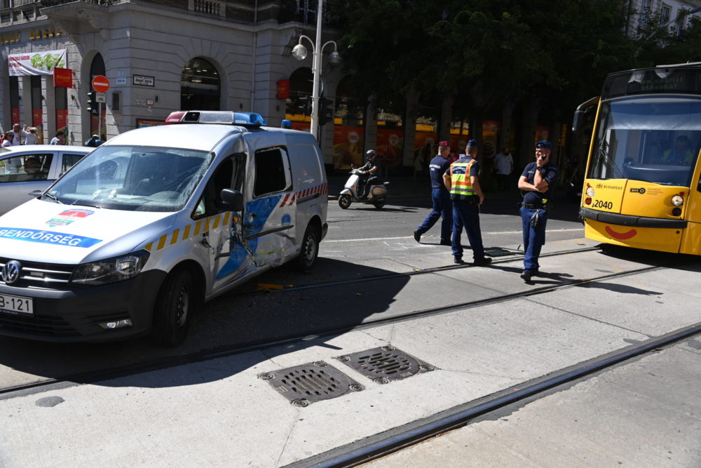 Rendőrautó ütközött villamossal a József körúton