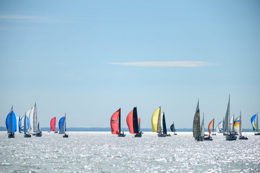 Elrajtolt a Kékszalag Raiffeisen Nagydíj mezőnye Balatonfüredről