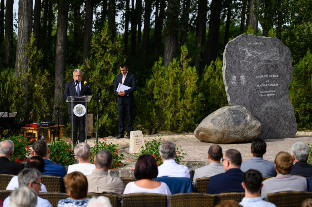 A első magyar óceánrepülőkre emlékeztek Bicskén