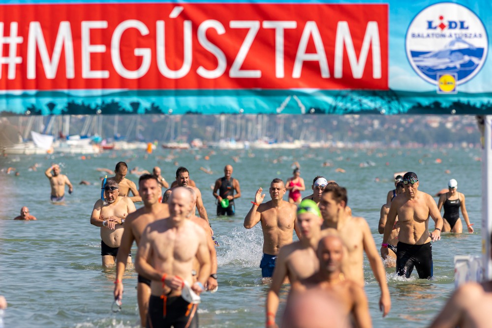 Balaton-átúszás
