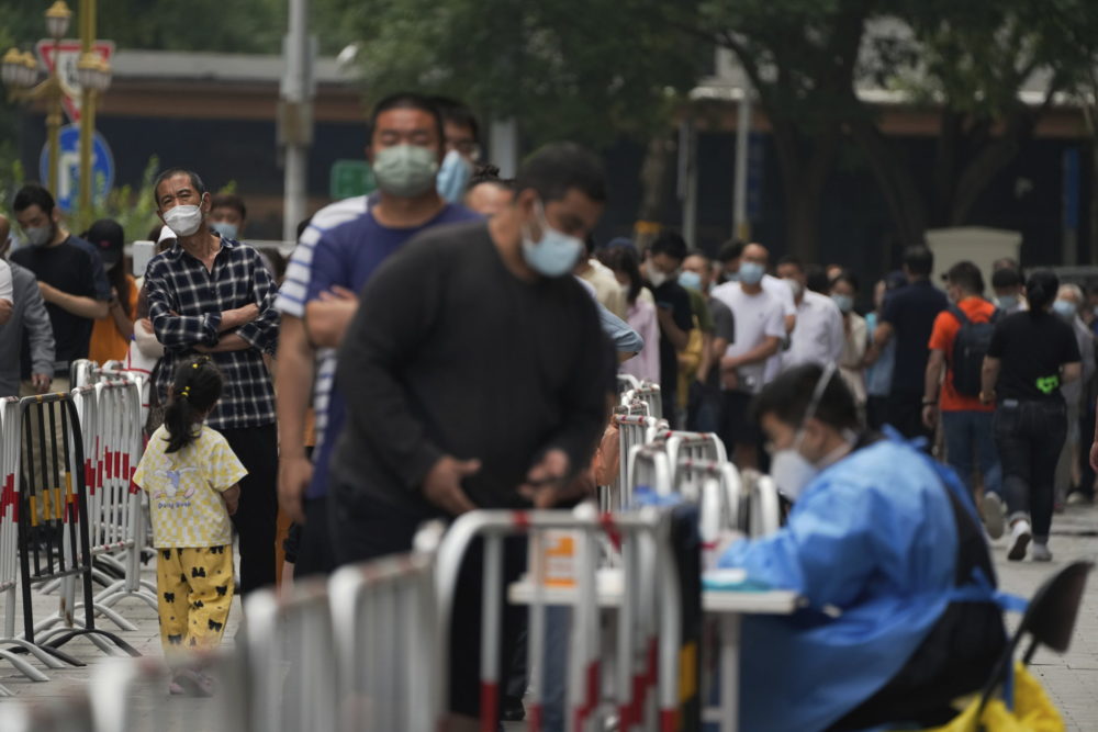 Újabb korlátozások Kína-szerte, Sanghaj ismét tömeges tesztelésre készül