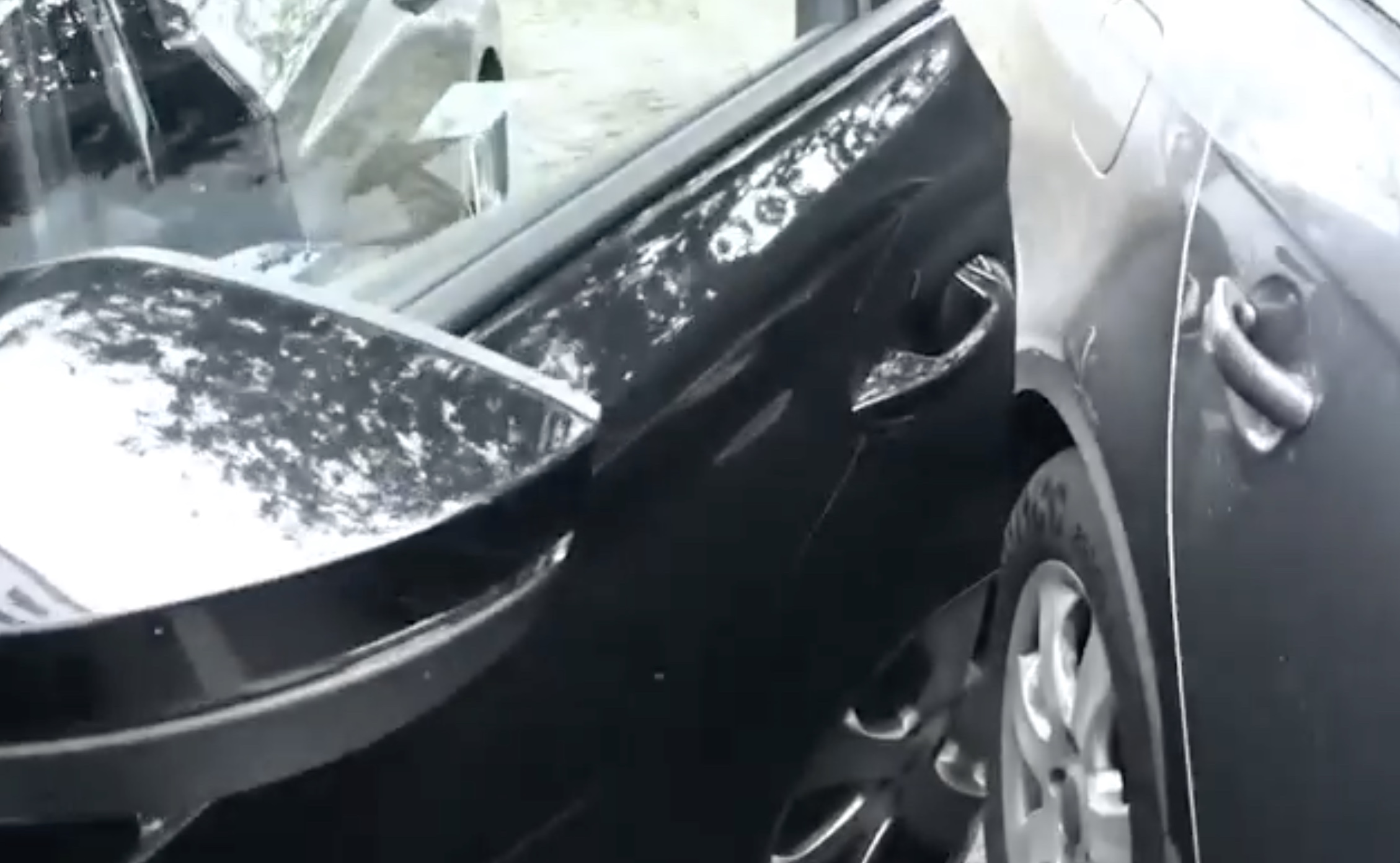 Nekicsapta a kocsiajtót egy másik autónak a politikus, majd elhajtott