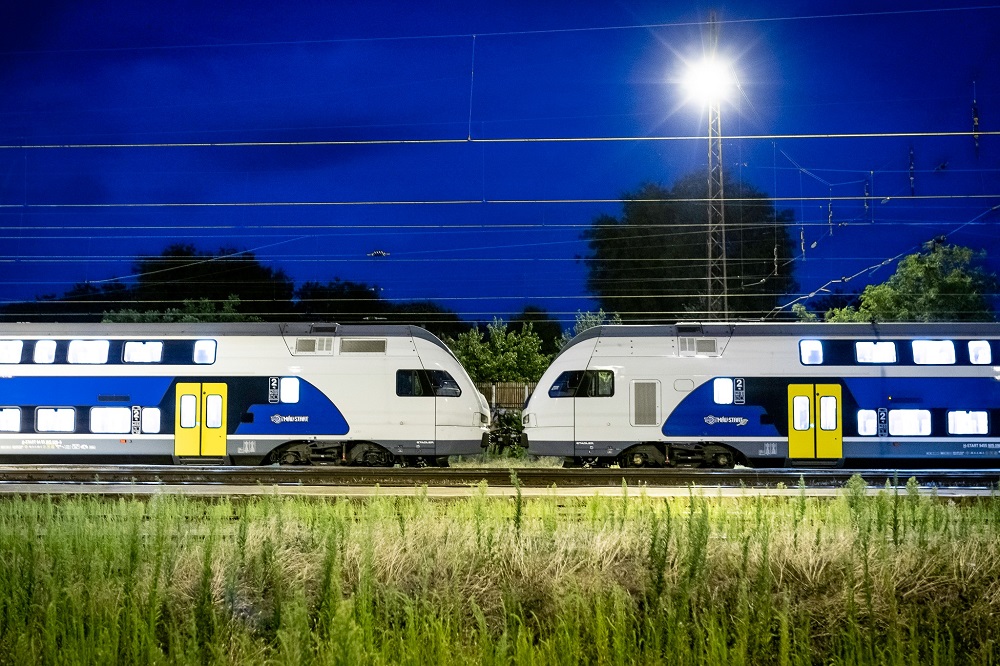 Hétvégenként duplaszerelvényes emeletes vonat jár a Balaton déli partjára