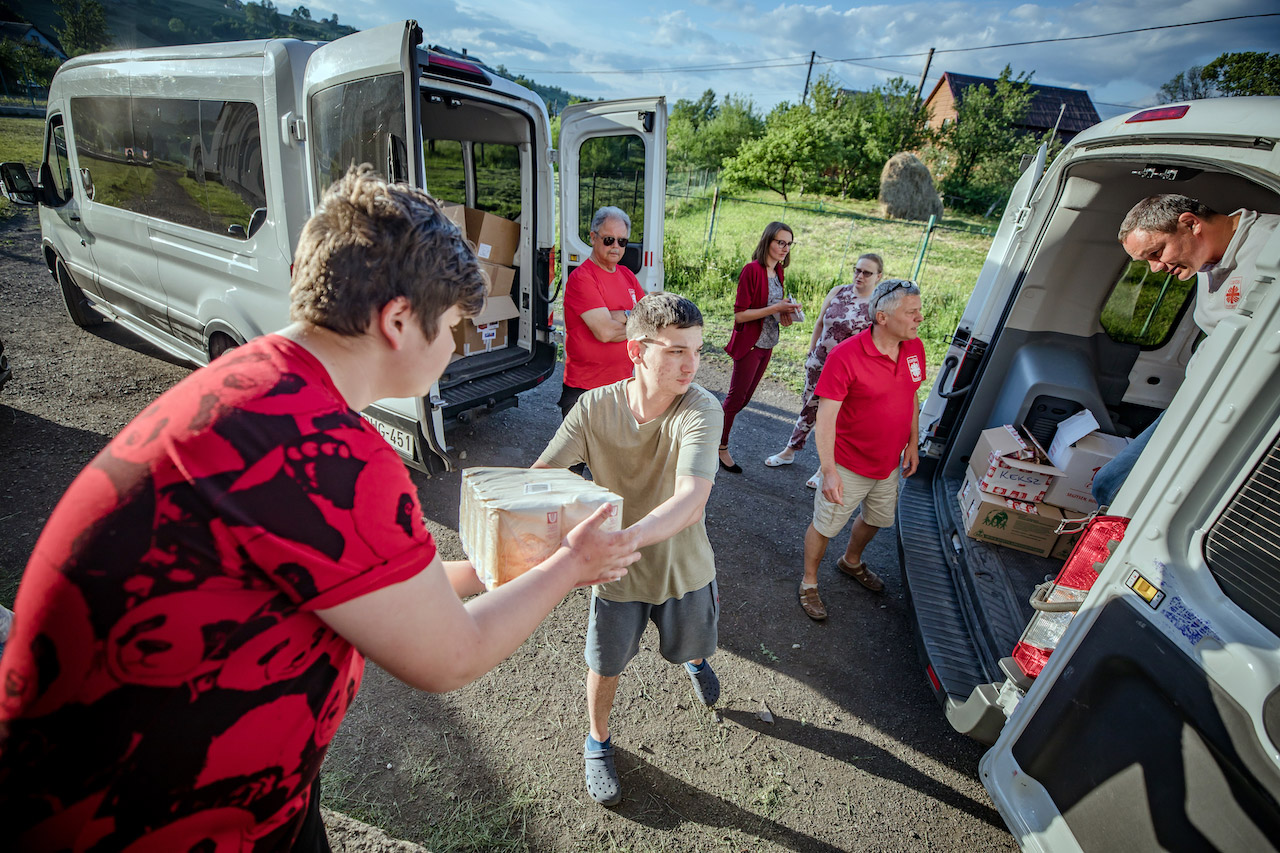 Szolgálni embertől emberig