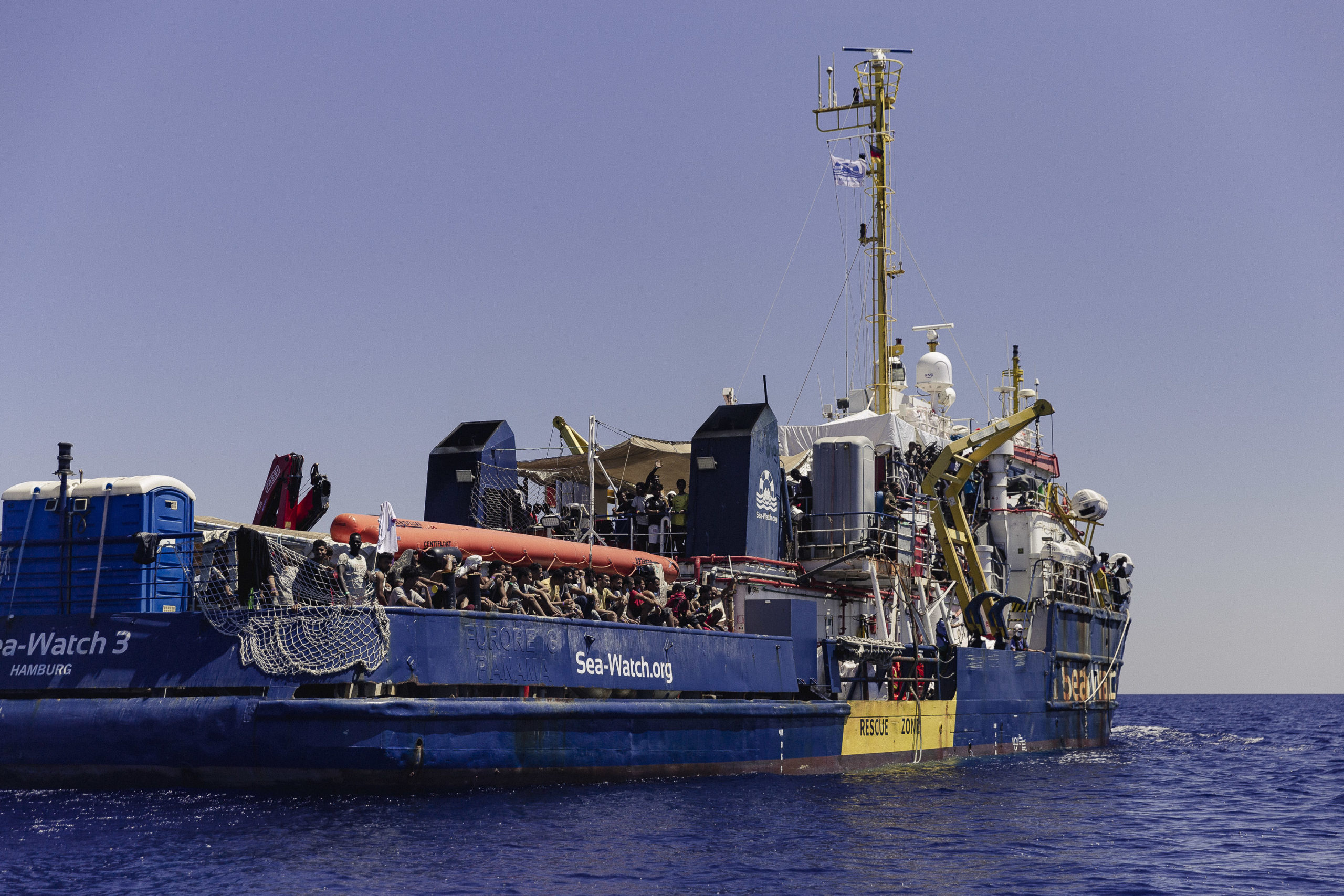 Olasz belügyminiszter: le kell állítani a tengeri migrációt