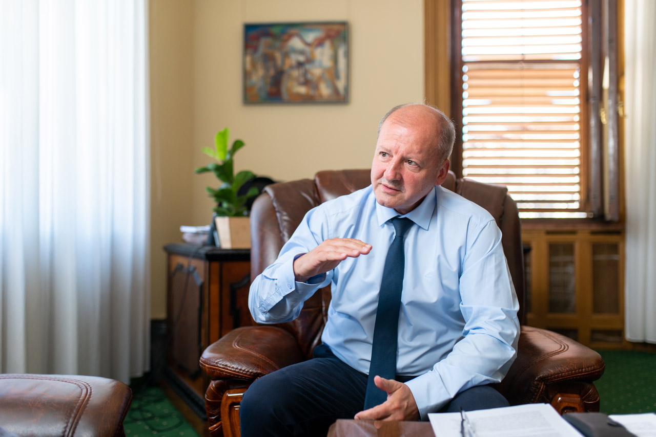 Simicskó István: törvénytelen beleavatkozni hazánk belügyeibe