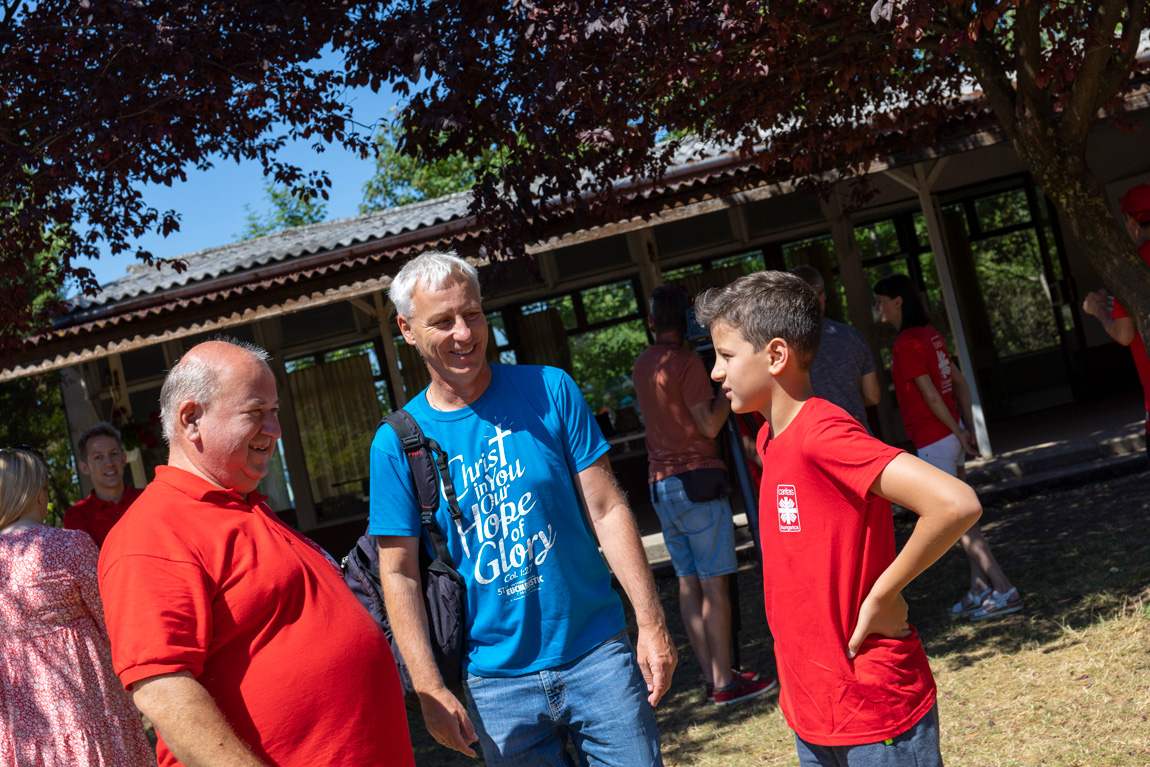 Több mint ezer embert táboroztatnak karitatív szervezetek