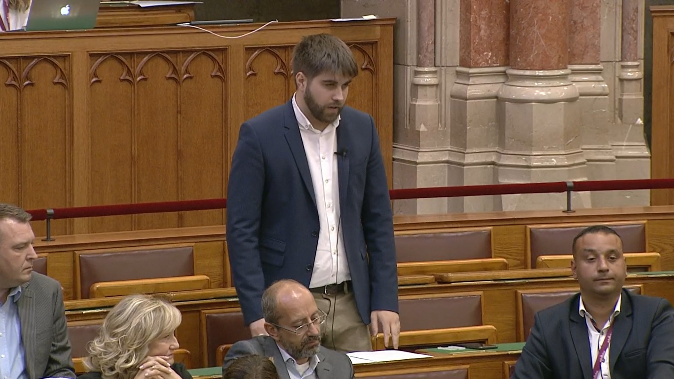 Rétvári Bence a Momentumnak: nézzenek már végig magukon!