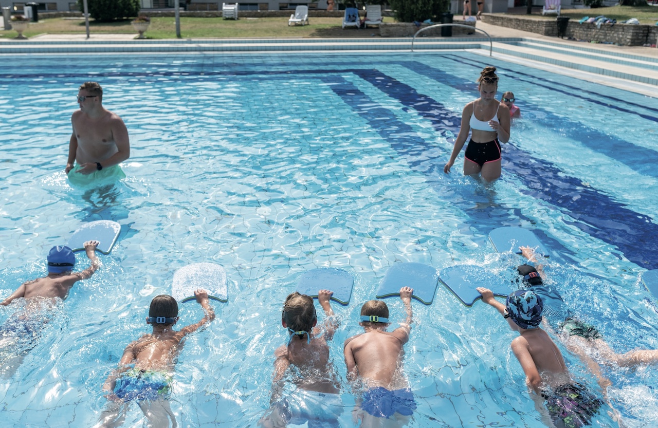 Rajtkövön az úszásoktatás