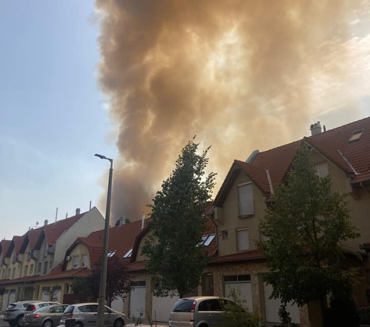 Lakóházakat is veszélyeztet egy tűz Budapest XVIII. kerületében