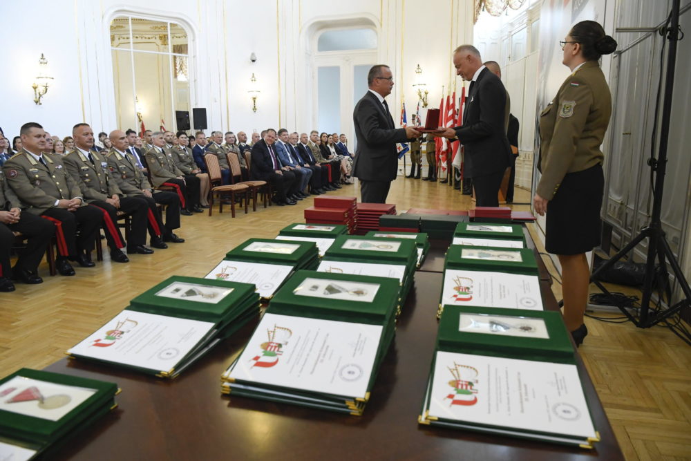 Állami kitüntetéseket adott át a honvédelmi miniszter