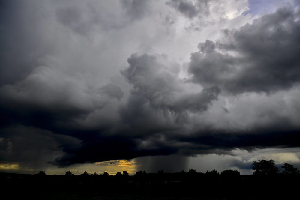 Szélviharral kísért heves esőzés söpört végig Közép-Dalmácián