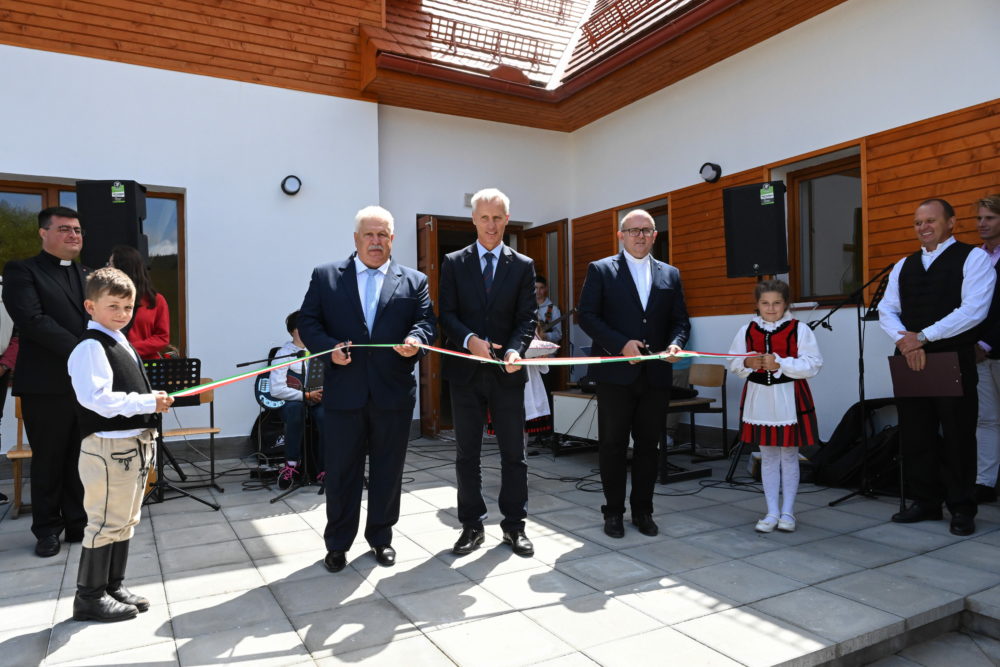 Magyar állami támogatással épült óvodát adtak át a székelyföldi Kommandón
