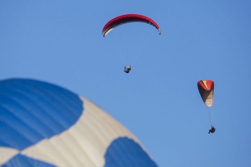 Balesetet szenvedett egy siklóernyős a Hármashatárhegyi repülőtér közelében