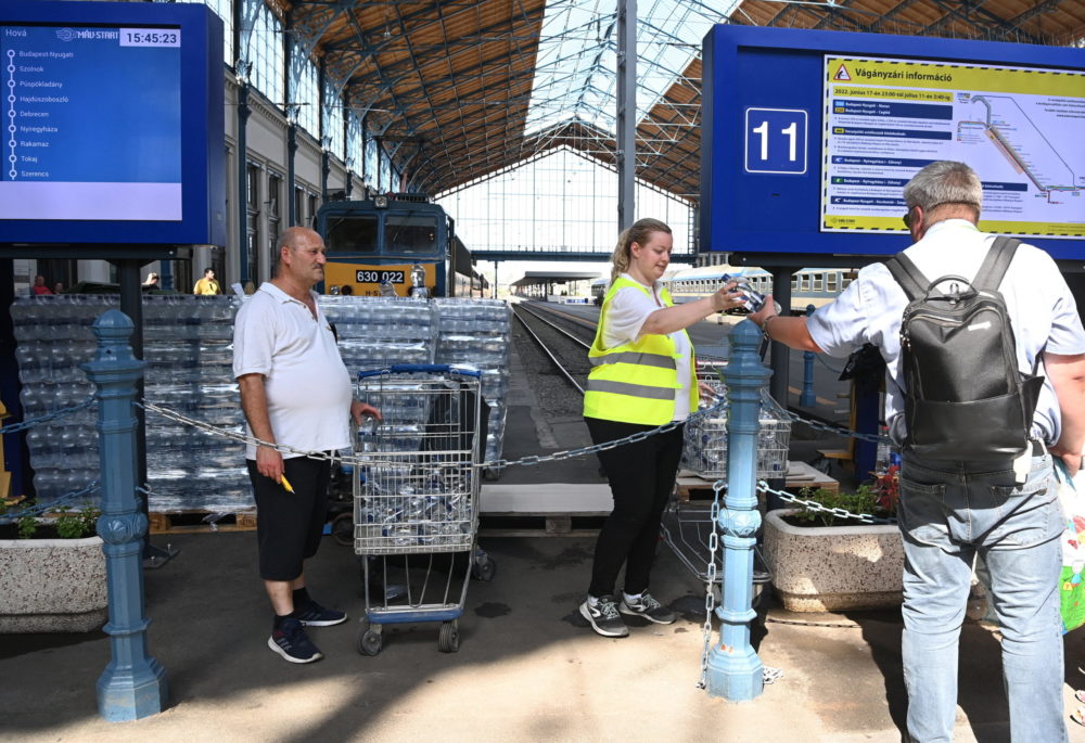 Péntektől vizet osztanak a nagyobb vasút- és buszállomásokon