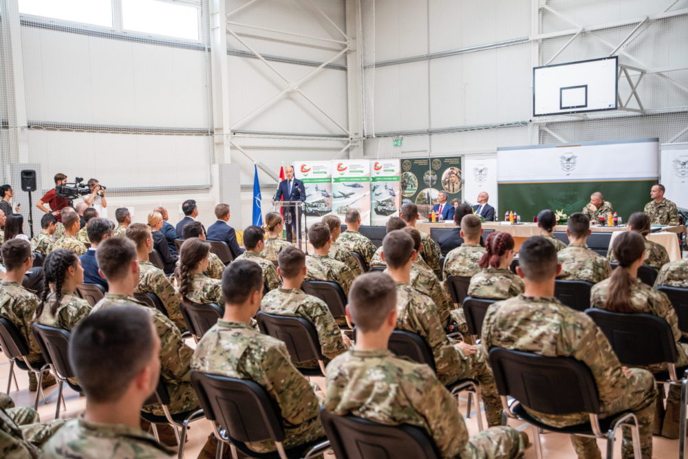 A kormány erkölcsileg és anyagilag is támogatja a honvédelmi nevelést