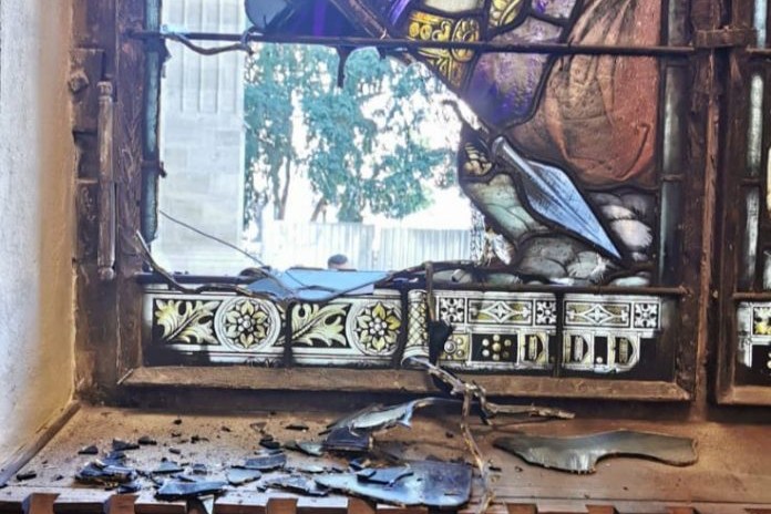Megrongálták a Szent Mihály-templom egyik üvegfestményét