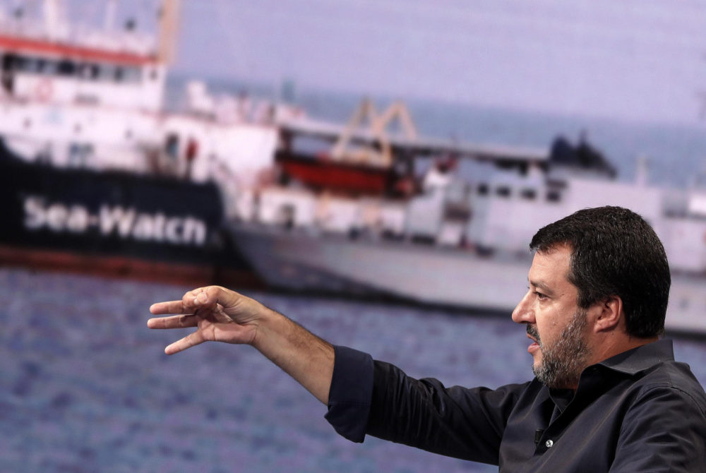 Salvini előre be nem jelentett látogatást tett Lampedusa migránstáborában