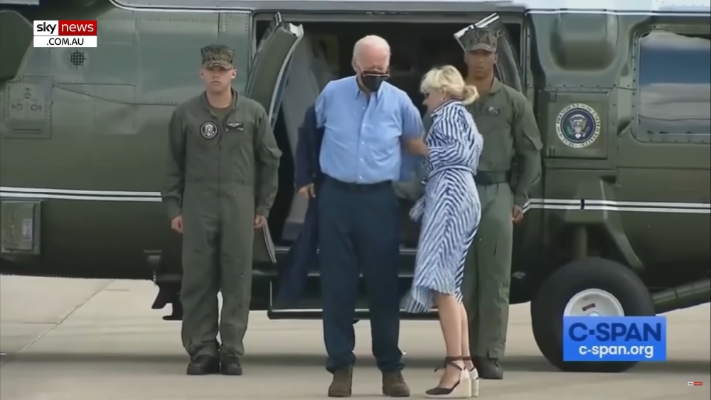 Újabb baki: ezúttal zakójával gyűlt meg a baja Joe Bidennek (Videó!)