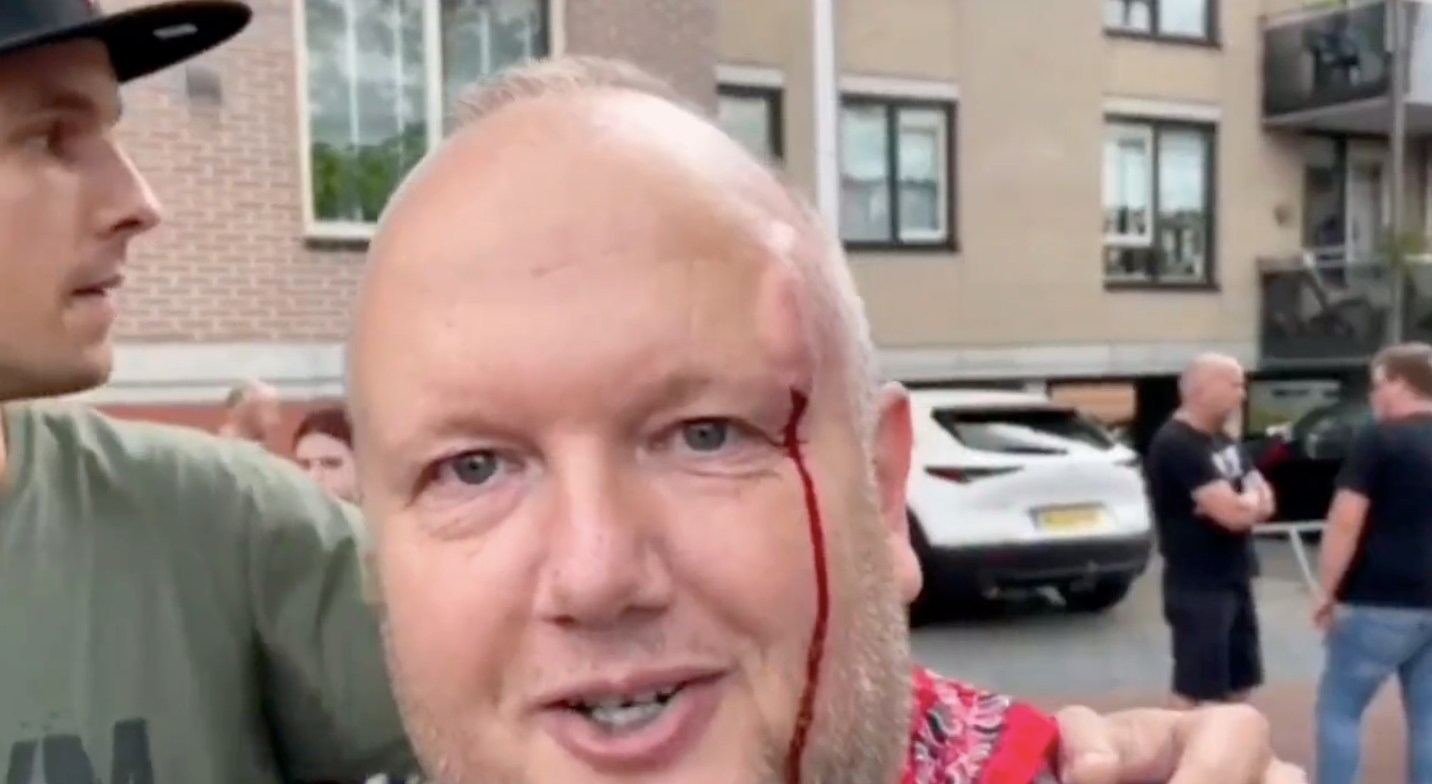 Videó: gumibotokkal verték a gazdákat a holland rendőrök