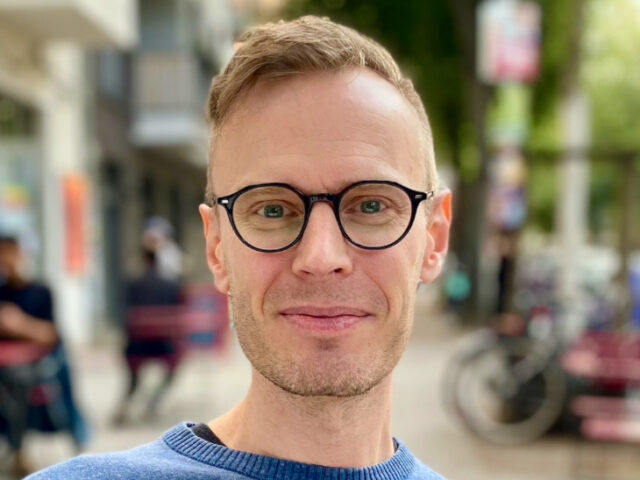 Gyermekpornóra maszturbálni – erről írt a brit doktorandusz