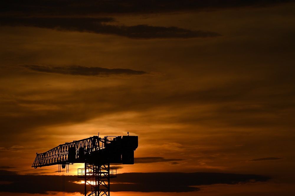 Építkezési daru naplementekor