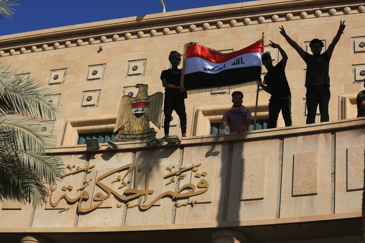 Rohamrendőrökkel csaptak össze a lemondott síita vezető támogatói Irakban