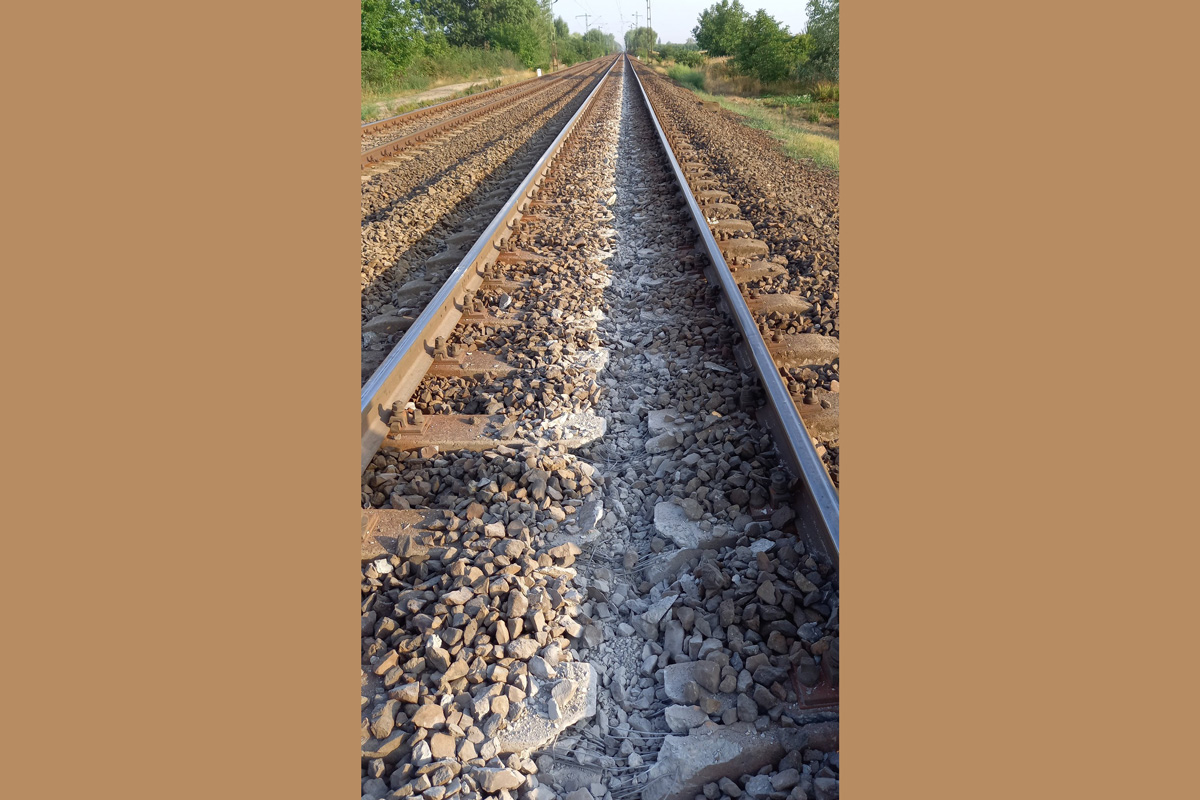 Nem vette észre a mozdonyvezető, hogy az egyik vagon kisiklott