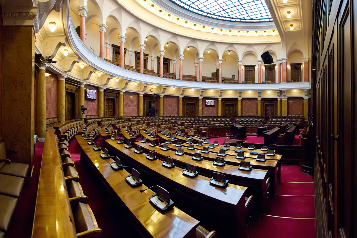 Megalakult az új szerb parlament, öt magyar képviselő ül be