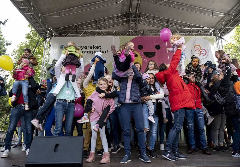 Több mint tízezer gyereket emeltek magasba