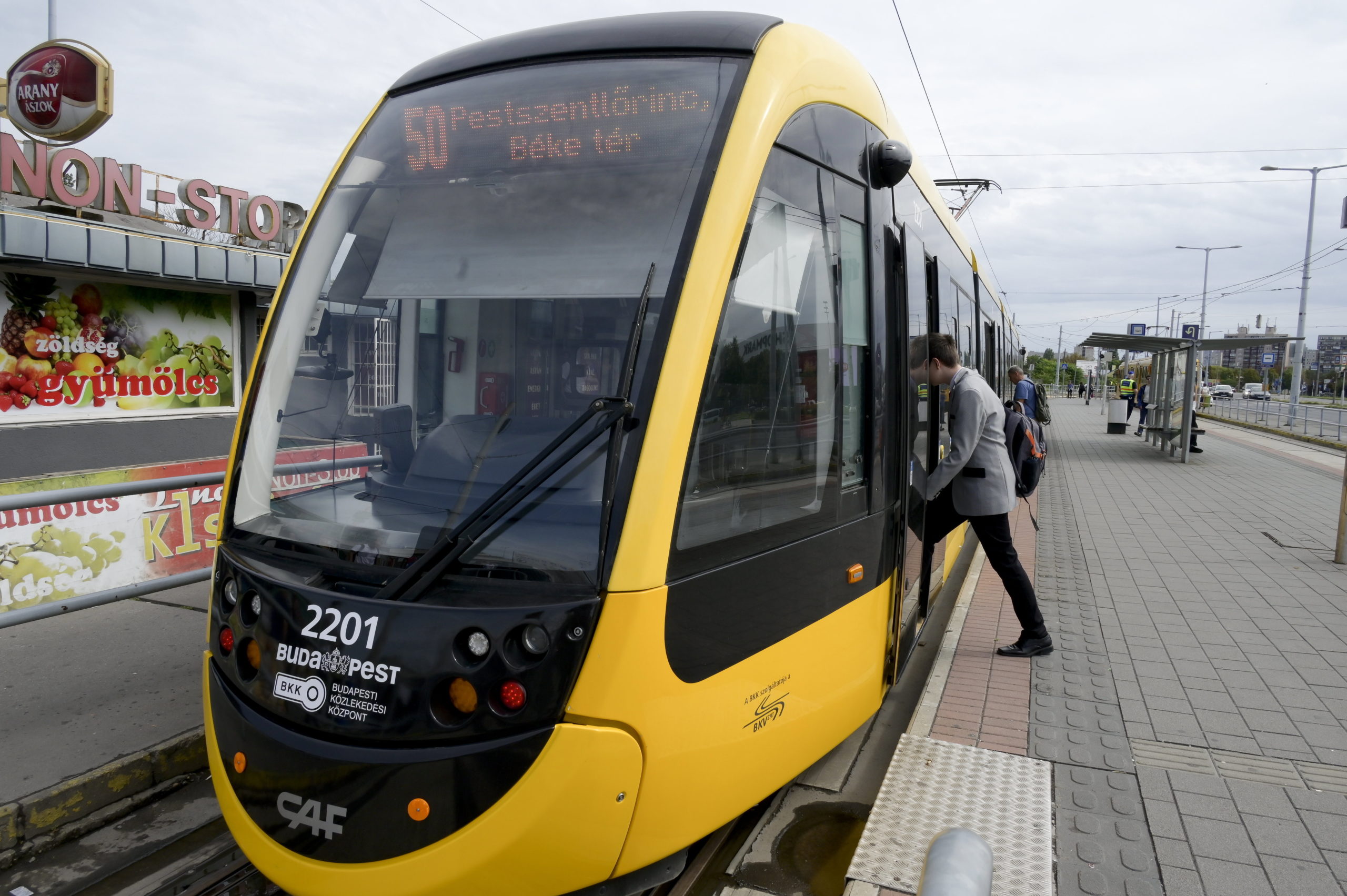 Karácsony: elindultak a CAF-villamosok a felújított 50-es vonalán