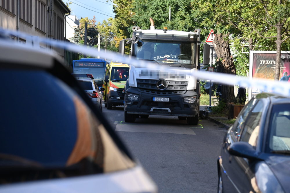Kamion gázolt halálra egy férfit és egy gyermeket Budapesten