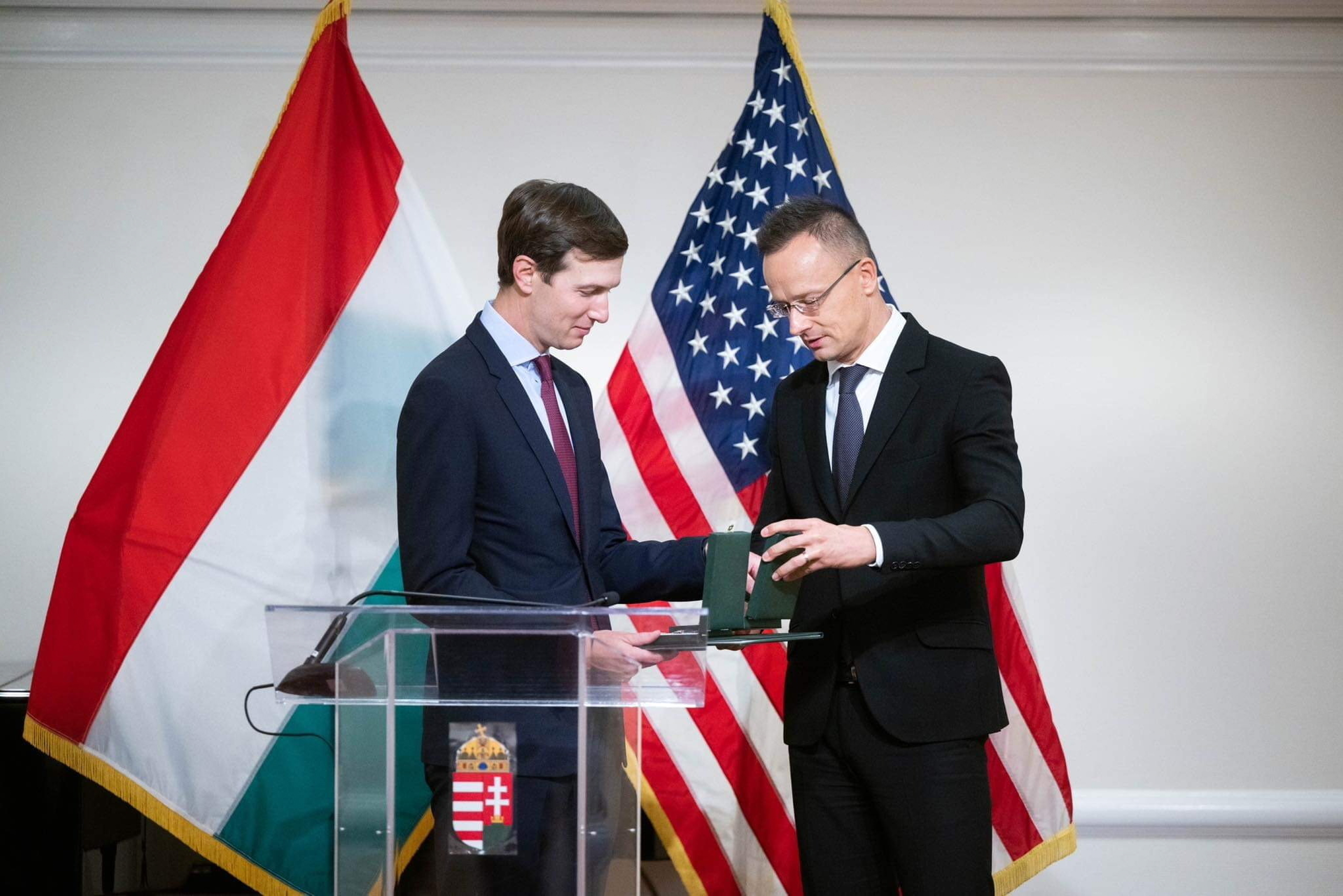 Szijjártó Péter állami kitüntetés adott át Jared Kushnernek New Yorkban