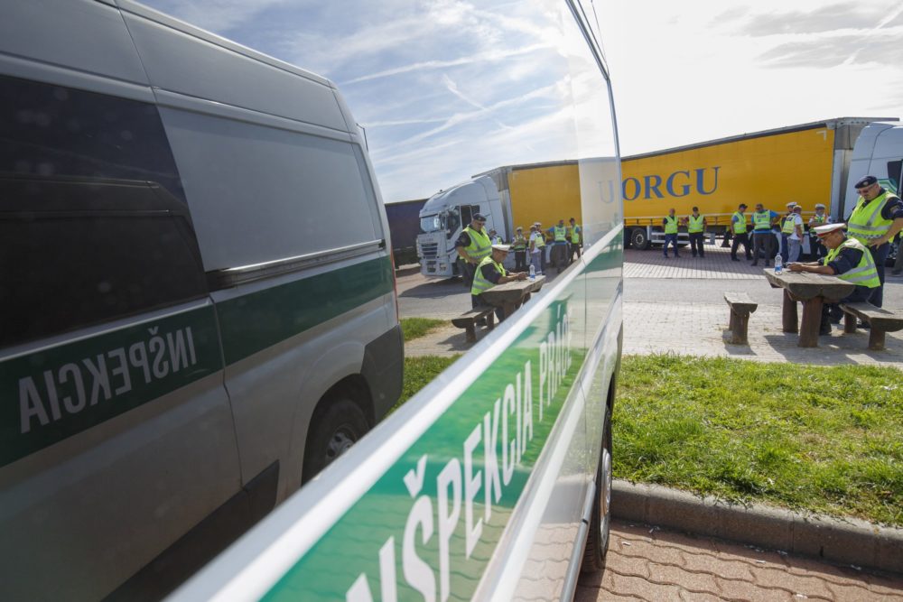 Negyvenhat határsértőt találtak két lakókocsiban Szlovéniában