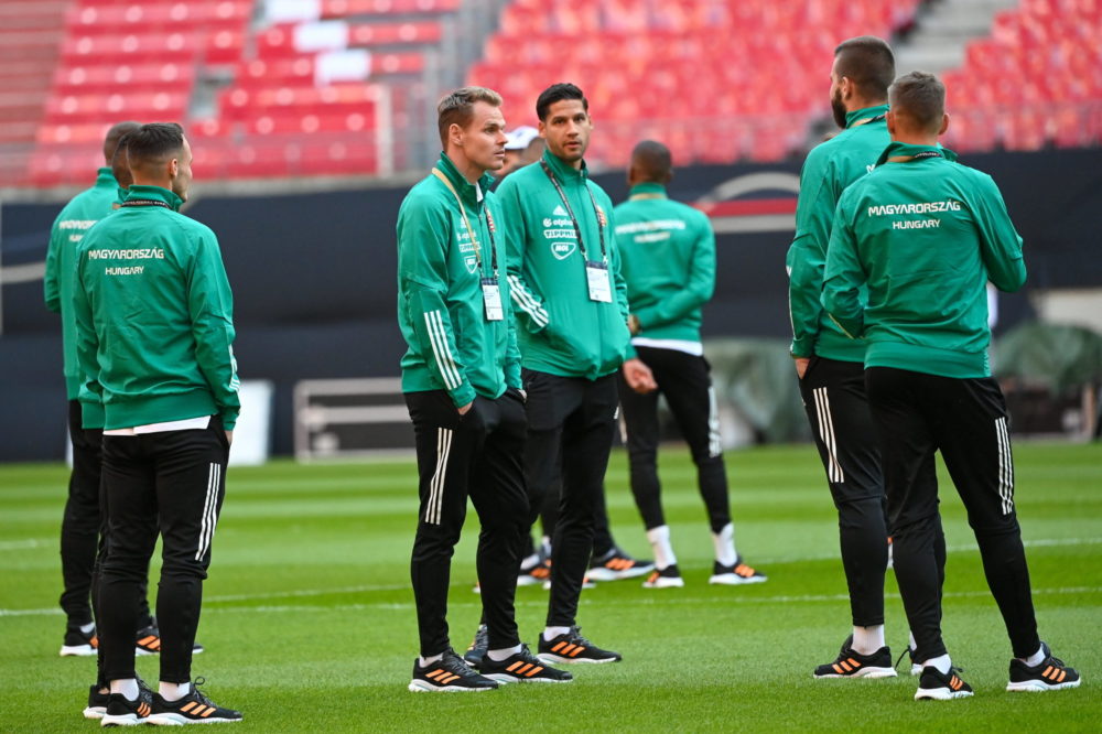 Telt ház előtt fogadja a magyarokat a német válogatott