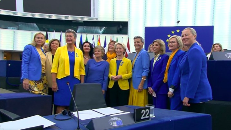 Kék-sárgába öltözve fejezték ki szolidaritásukat Ukrajnával az EP képviselőnői