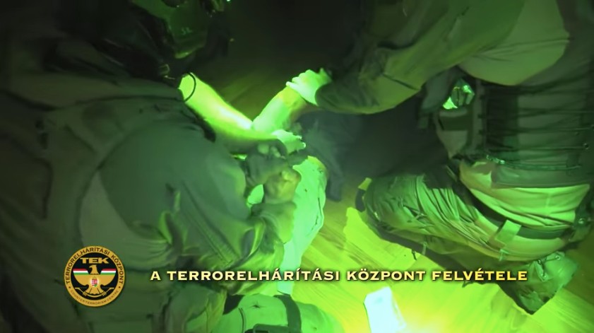 Videó: Túszejtésről tett bejelentés miatt vonult ki a TEK