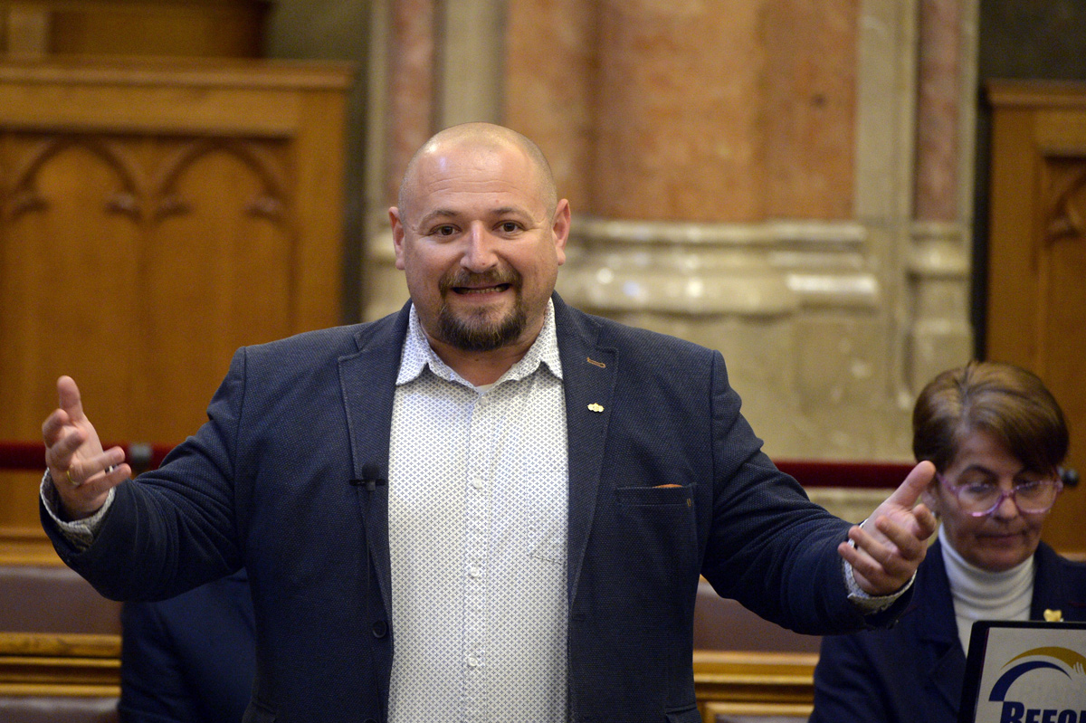 Férfiakra cseréli női képviselőit a Jobbik