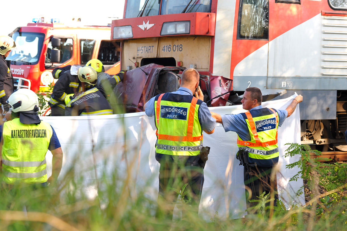 Autó hajtott vonat elé a Kiskunságban, heten meghaltak