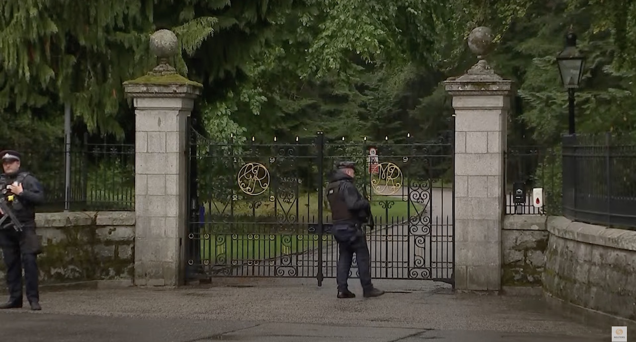 Élő közvetítés: Gyűlik a tömeg Erzsébet királynő skót kastélya előtt