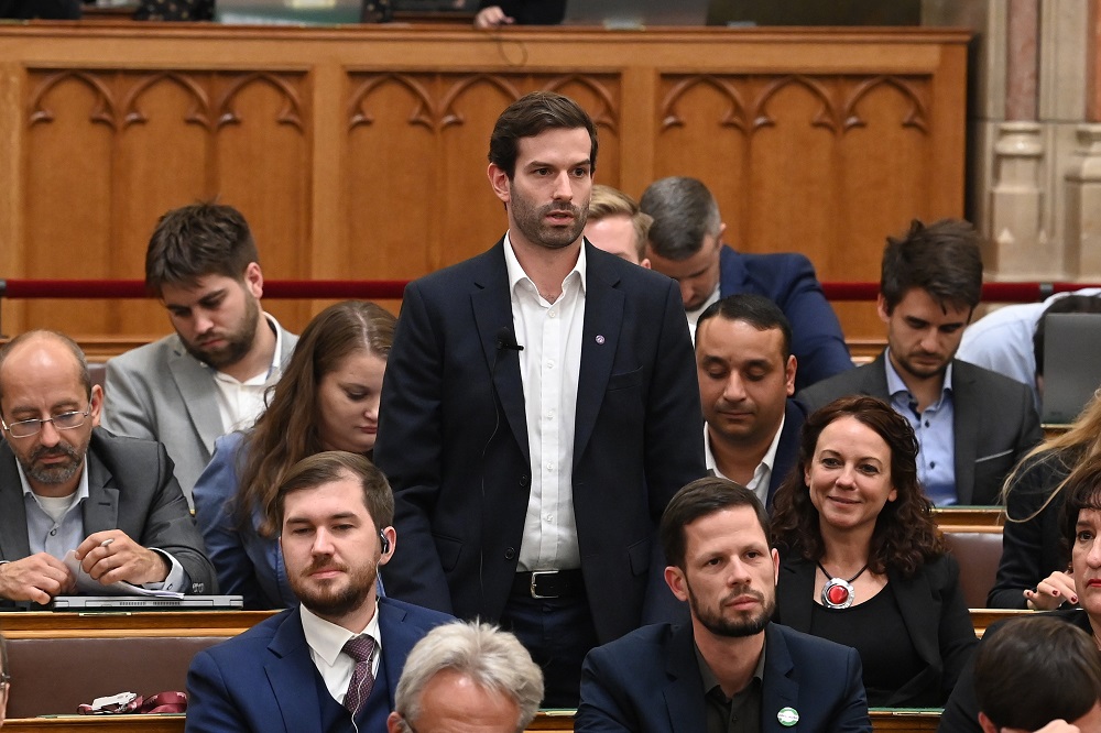 Felfüggesztették Fegyőr mentelmi jogát