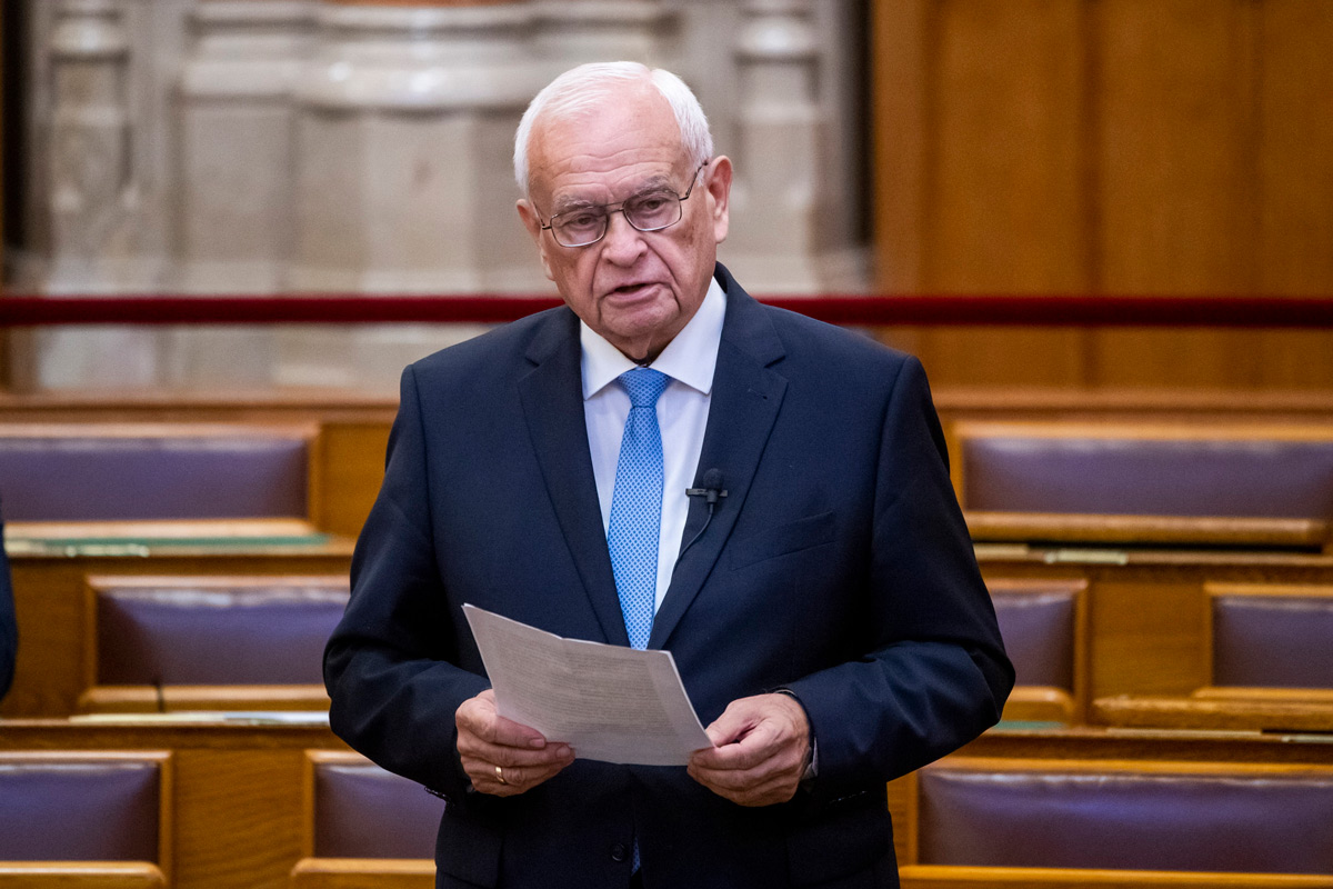 Harrach Péter: Identitásválsággal küzd a világ