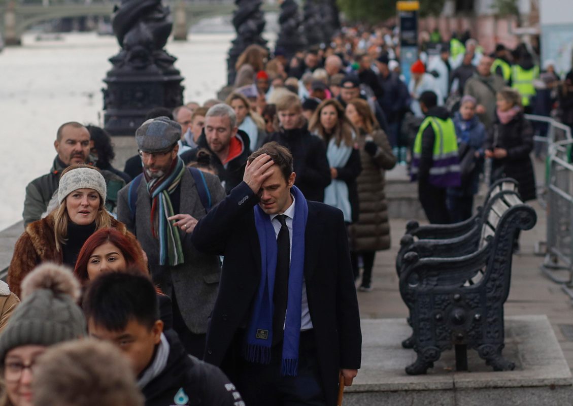 Még este is hatalmas sor állt II. Erzsébet ravatala előtt